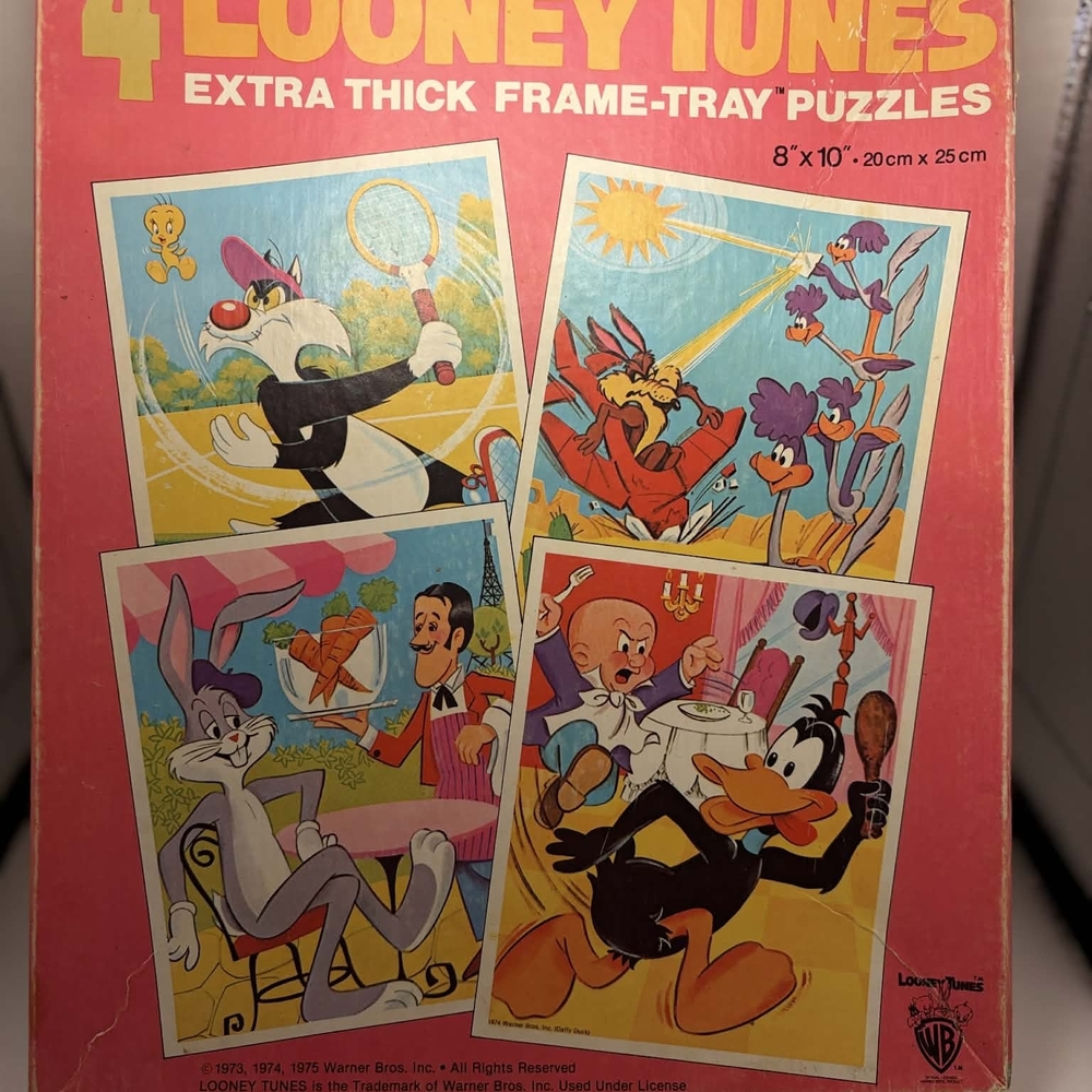Looney Tunes Vintage Puzzle Set - Pink Background with Multicolor Cartoon Panels